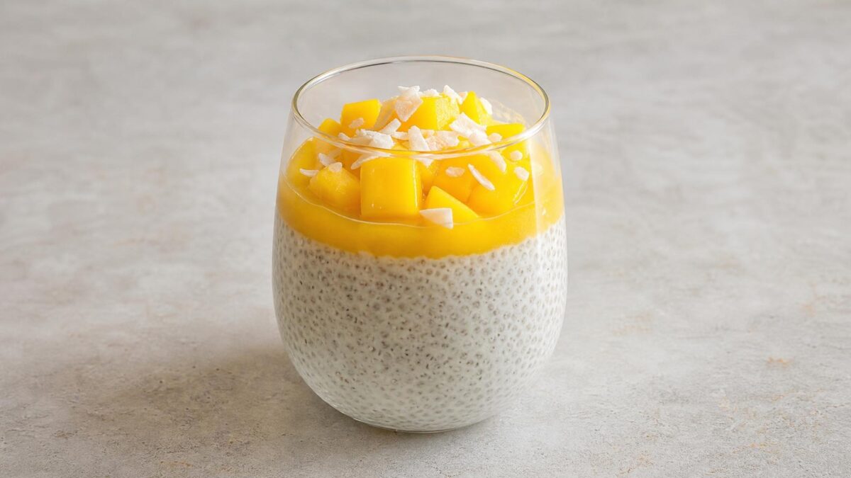 Hauptansicht des fertigen Gerichts. Rezept: Chia-Pudding mit Mango und Kokos