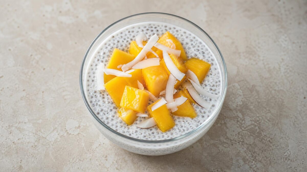 Fertiges Gericht aus einer alternativen Perspektive. Rezept: Chia-Pudding mit Mango und Kokos