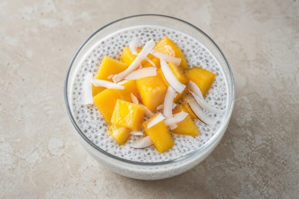 Fertiges Gericht aus einer alternativen Perspektive. Rezept: Chia-Pudding mit Mango und Kokos