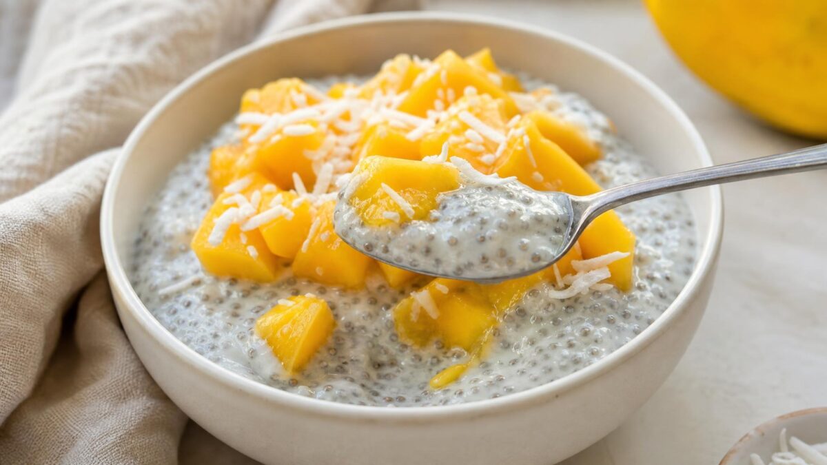 Servierszene mit dem fertigen Gericht. Rezept: Chia-Pudding mit Mango und Kokos