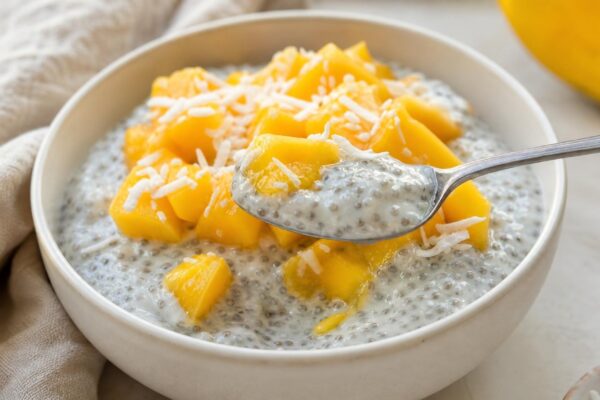 Servierszene mit dem fertigen Gericht. Rezept: Chia-Pudding mit Mango und Kokos