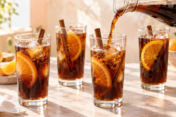 Cold Brew mit Zimt und Orange: Alternative Anrichtung oder aktive Servierszene.