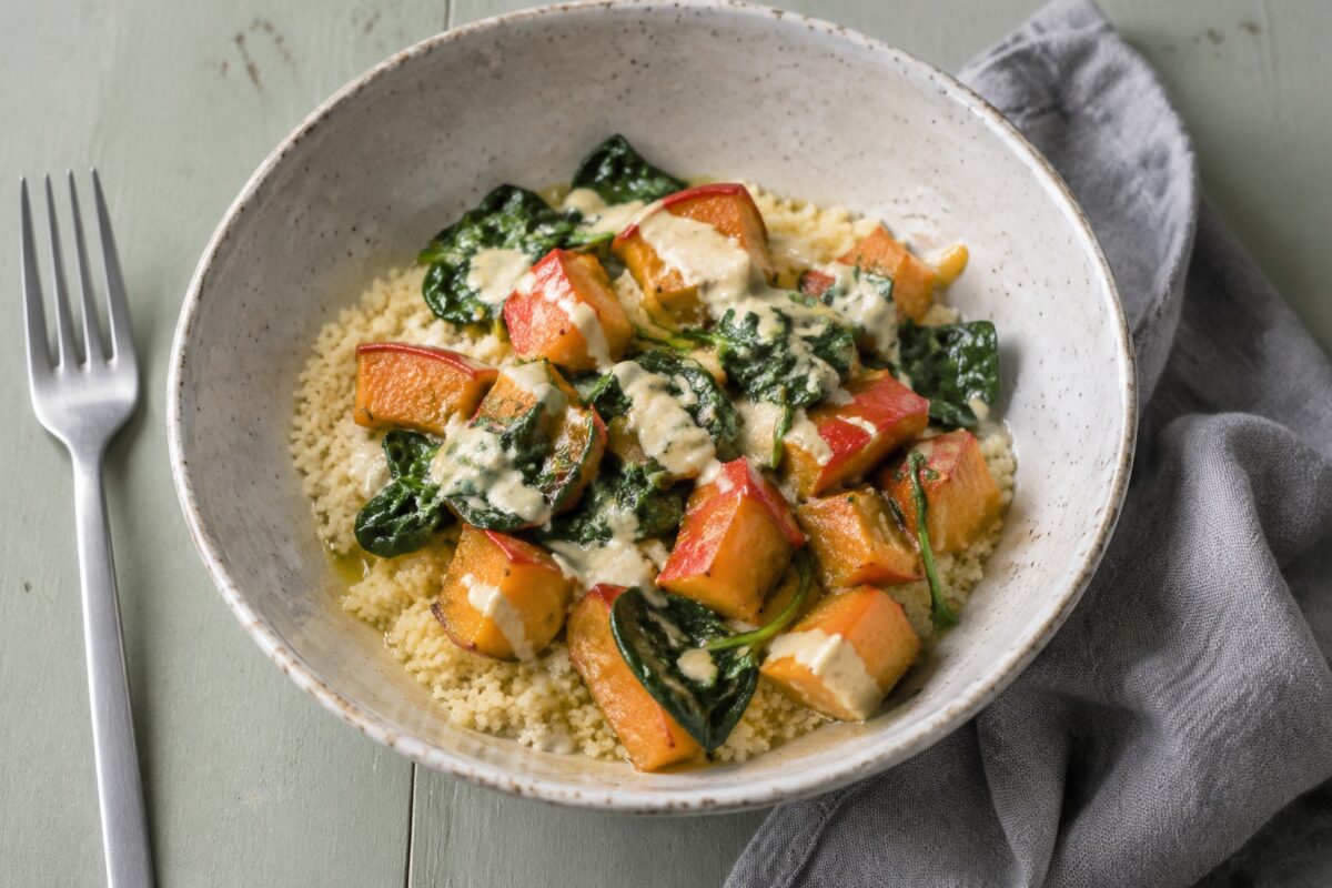 Fertiges Gericht aus alternativer Perspektive. Rezept: Couscous-Bowl mit Kürbis, Spinat und Tahini
