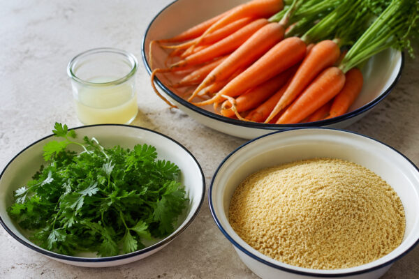 Zutaten- und Vorbereitungsansicht. Rezept: Couscous-Kräuter-Salat mit gerösteten Möhren