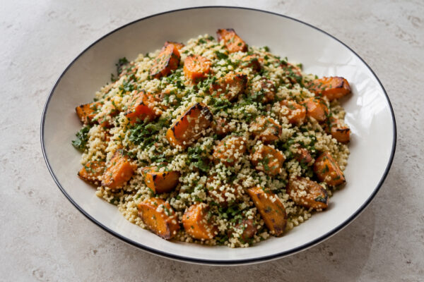 Fertiges Gericht aus alternativer Perspektive. Rezept: Couscous-Kräuter-Salat mit gerösteten Möhren
