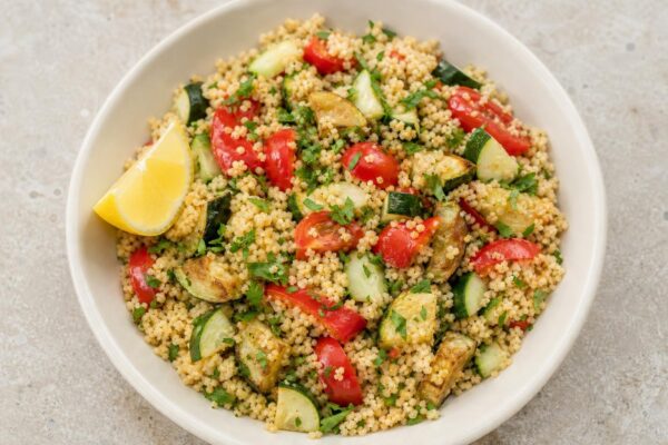 Fertiges Gericht aus einer alternativen Perspektive. Rezept: Couscous-Salat mit Ofengemüse und Kräutern