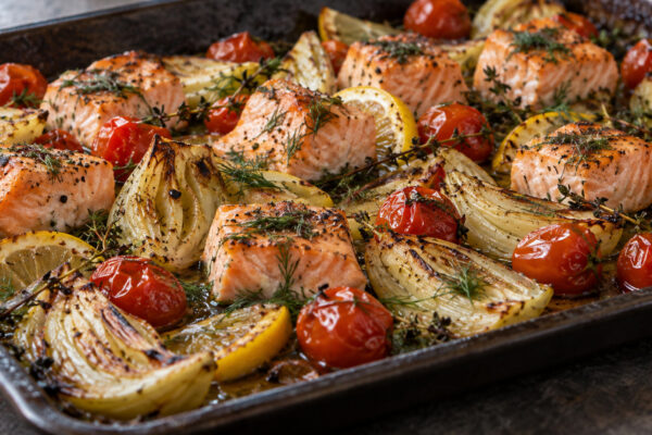 Dill-Lachswürfel vom Blech mit Fenchel und Kirschtomaten
