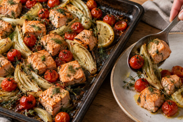 Dill-Lachswürfel vom Blech mit Fenchel und Kirschtomaten