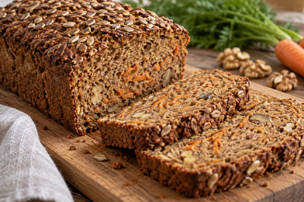 Dinkel-Walnuss-Brot mit Karotte: Fertiges Gericht aus einer alternativen Perspektive.