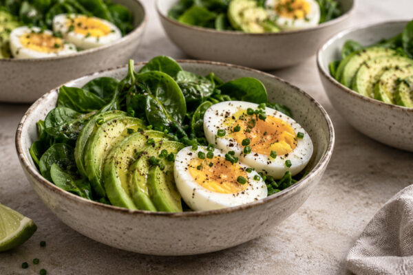 Ei-Avocado-Frühstücksbowl mit Blattspinat