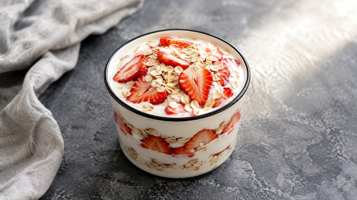 Hauptansicht des fertigen Gerichts. Rezept: Erdbeer-Joghurt-Dessert mit laktosefreiem Joghurt