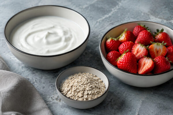 Zutaten- und Vorbereitungsansicht. Rezept: Erdbeer-Joghurt-Dessert mit laktosefreiem Joghurt