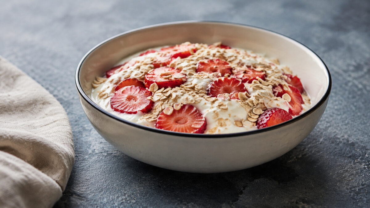 Fertiges Gericht aus alternativer Perspektive. Rezept: Erdbeer-Joghurt-Dessert mit laktosefreiem Joghurt