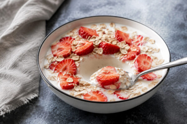 Servierszene mit dem fertigen Gericht. Rezept: Erdbeer-Joghurt-Dessert mit laktosefreiem Joghurt