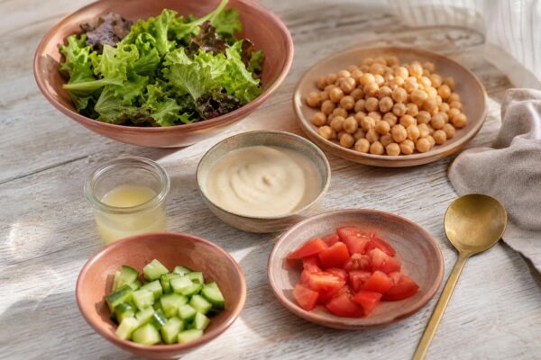Zutaten- und Vorbereitungsansicht. Rezept: Falafel mit Tahini-Dip und Salat
