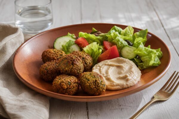 Fertiges Gericht aus einer alternativen Perspektive. Rezept: Falafel mit Tahini-Dip und Salat