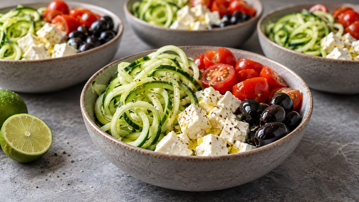 Feta-Oliven-Bowl mit Gurkennudeln
