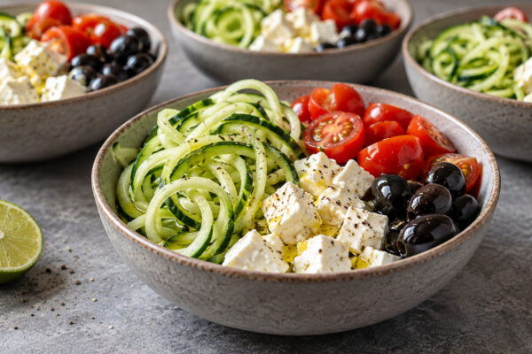 Feta-Oliven-Bowl mit Gurkennudeln
