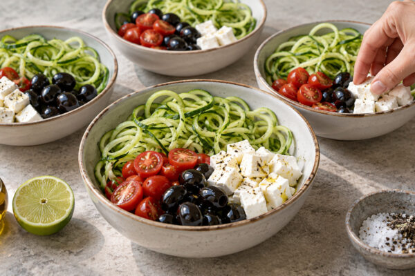 Feta-Oliven-Bowl mit Gurkennudeln