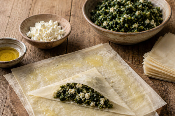 Zutaten- und Vorbereitungsansicht mit Filoteig, Mangold und Feta.
