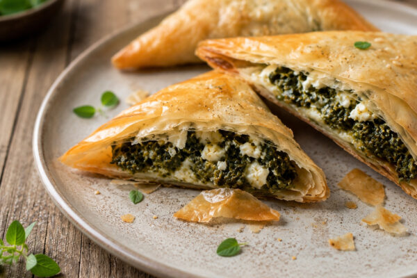 Fertige Filoteig-Dreiecke mit Mangold und Feta als alternative Detail- und Servieransicht.
