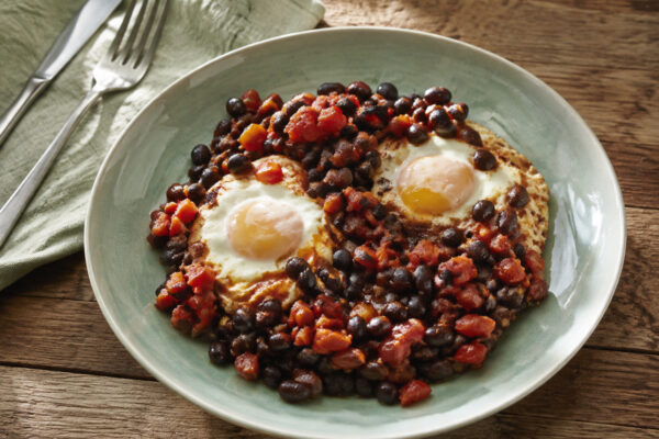 Fertiges Gericht aus alternativer Perspektive. Rezept: Frühstückspfanne mit Bohnen, Ei und Tomate
