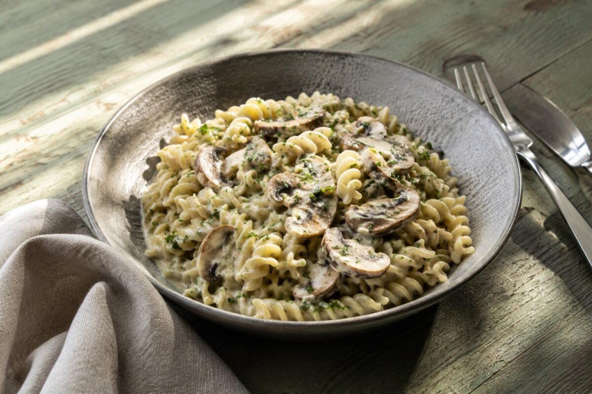 Fertiges Gericht aus alternativer Perspektive. Rezept: Fusilli mit Pilzen und Kräuter-Hafercuisine