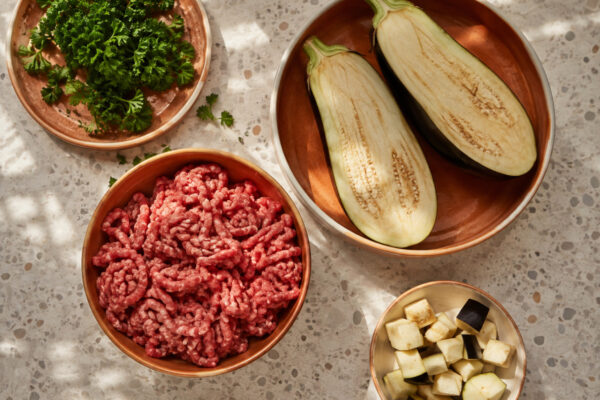 Zutaten- und Vorbereitungsansicht. Rezept: Gefüllte Auberginen mit Rinderhack und Kräutern