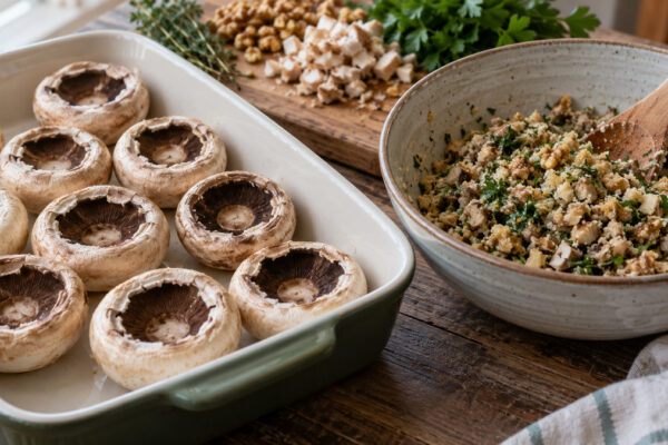 Gefüllte Champignons mit Walnuss-Kräuter-Kruste: Verwendete Zutaten und nachvollziehbare Vorbereitung.