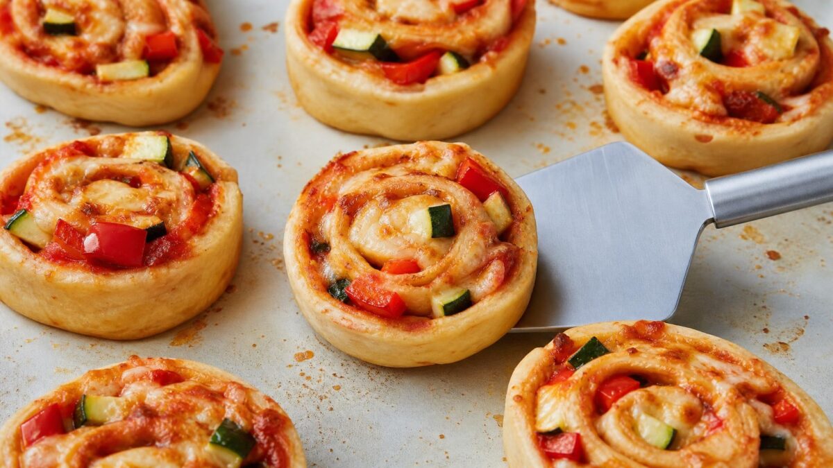 Servierszene mit dem fertigen Gericht. Rezept: Gefüllte Pizzaschnecken mit Gemüse