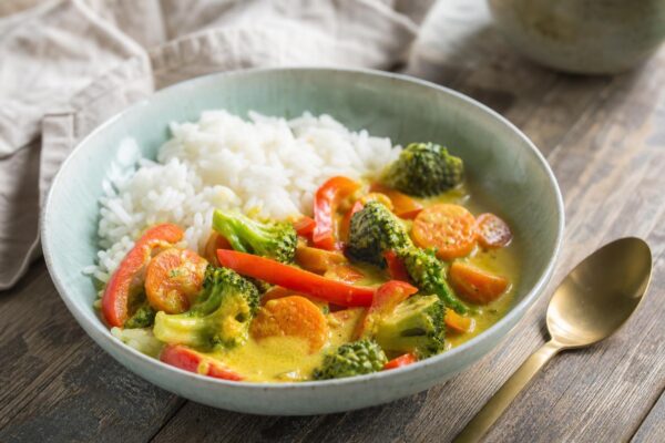 Fertiges Gericht aus einer alternativen Perspektive. Rezept: Gemüse-Curry mit Kokosmilch und Basmatireis