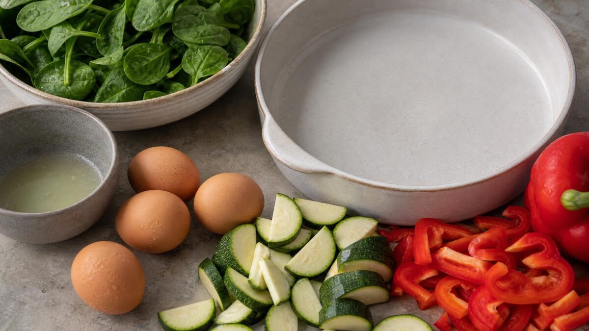 Zutaten- und Vorbereitungsansicht. Rezept: Gemüse-Frittata aus dem Ofen