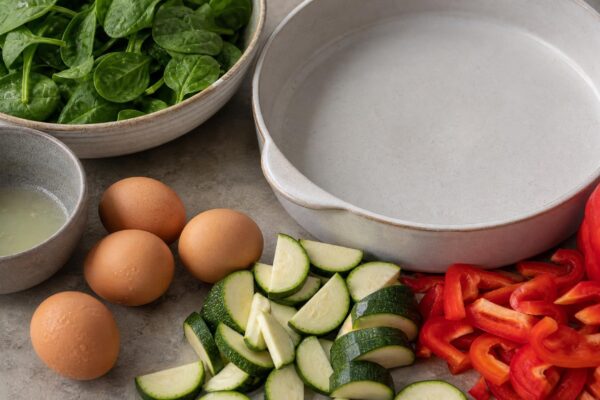 Zutaten- und Vorbereitungsansicht. Rezept: Gemüse-Frittata aus dem Ofen