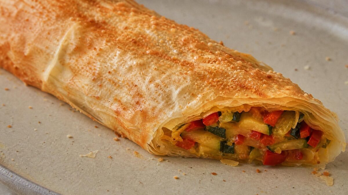 Fertiges Gericht aus einer alternativen Perspektive. Rezept: Gemüse-Strudel mit Paprika und Zucchini