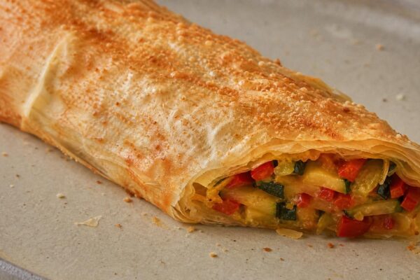 Fertiges Gericht aus einer alternativen Perspektive. Rezept: Gemüse-Strudel mit Paprika und Zucchini