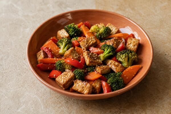 Fertiges Gericht aus einer alternativen Perspektive. Rezept: Gemüsepfanne mit Tofu und Sesam