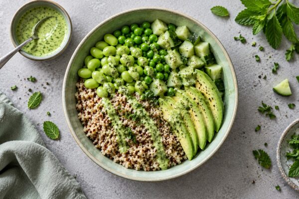 Green-Goddess-Bowl mit Quinoa und Edamame