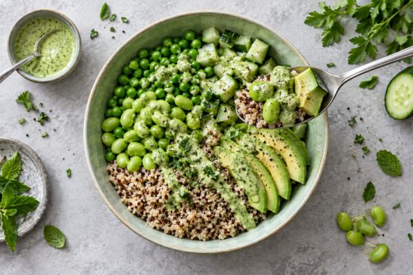 Green-Goddess-Bowl mit Quinoa und Edamame