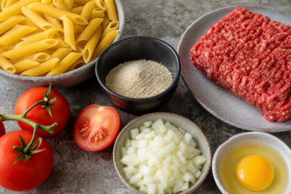 Zutaten- und Vorbereitungsansicht. Rezept: Hackbällchen in Tomatensauce mit Pasta