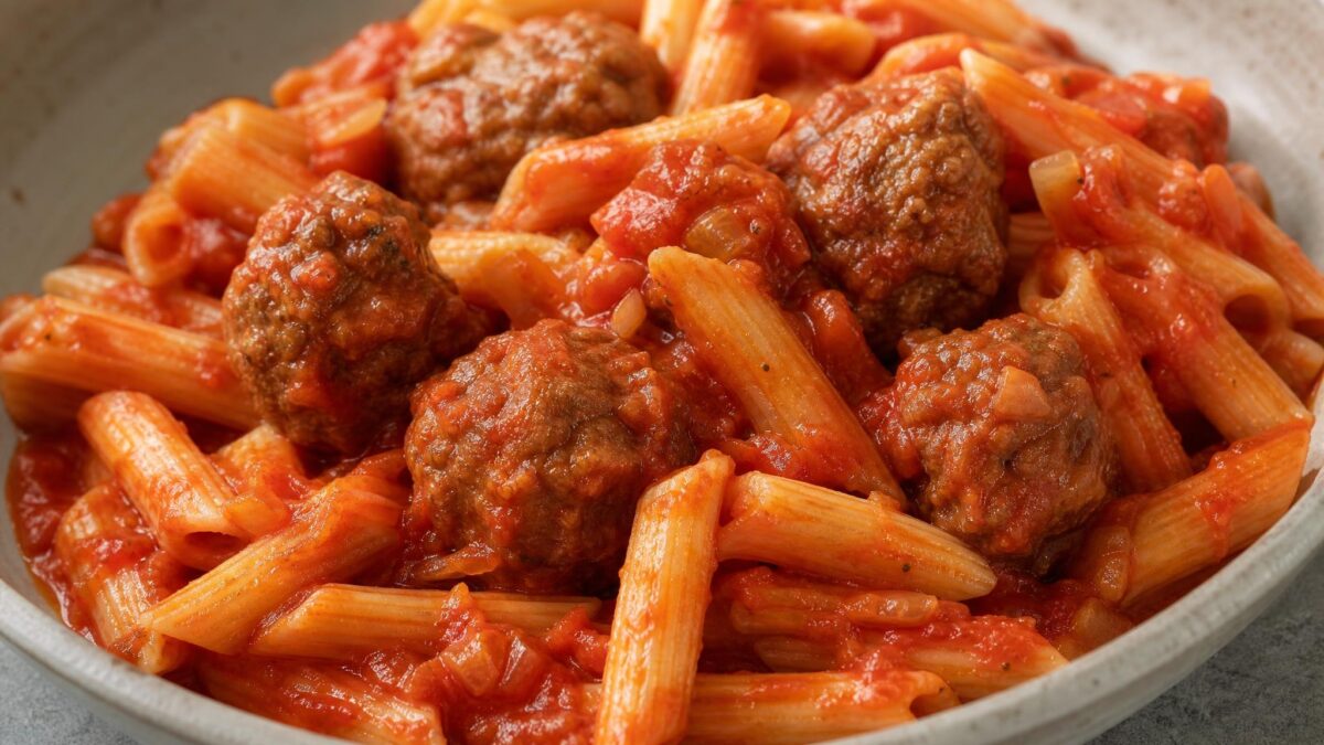 Fertiges Gericht aus einer alternativen Perspektive. Rezept: Hackbällchen in Tomatensauce mit Pasta