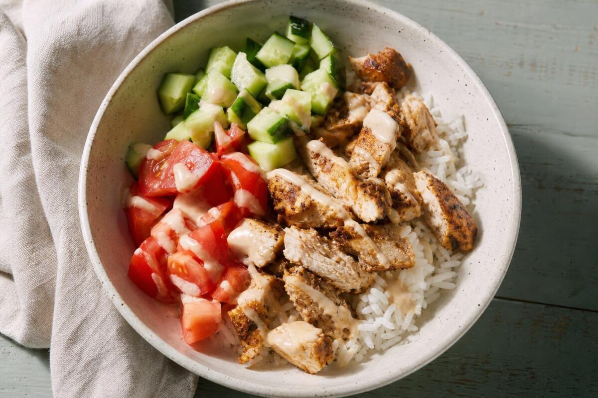 Fertiges Gericht aus einer alternativen Perspektive. Rezept: Hähnchen-Shawarma-Bowl mit Reis und Salat