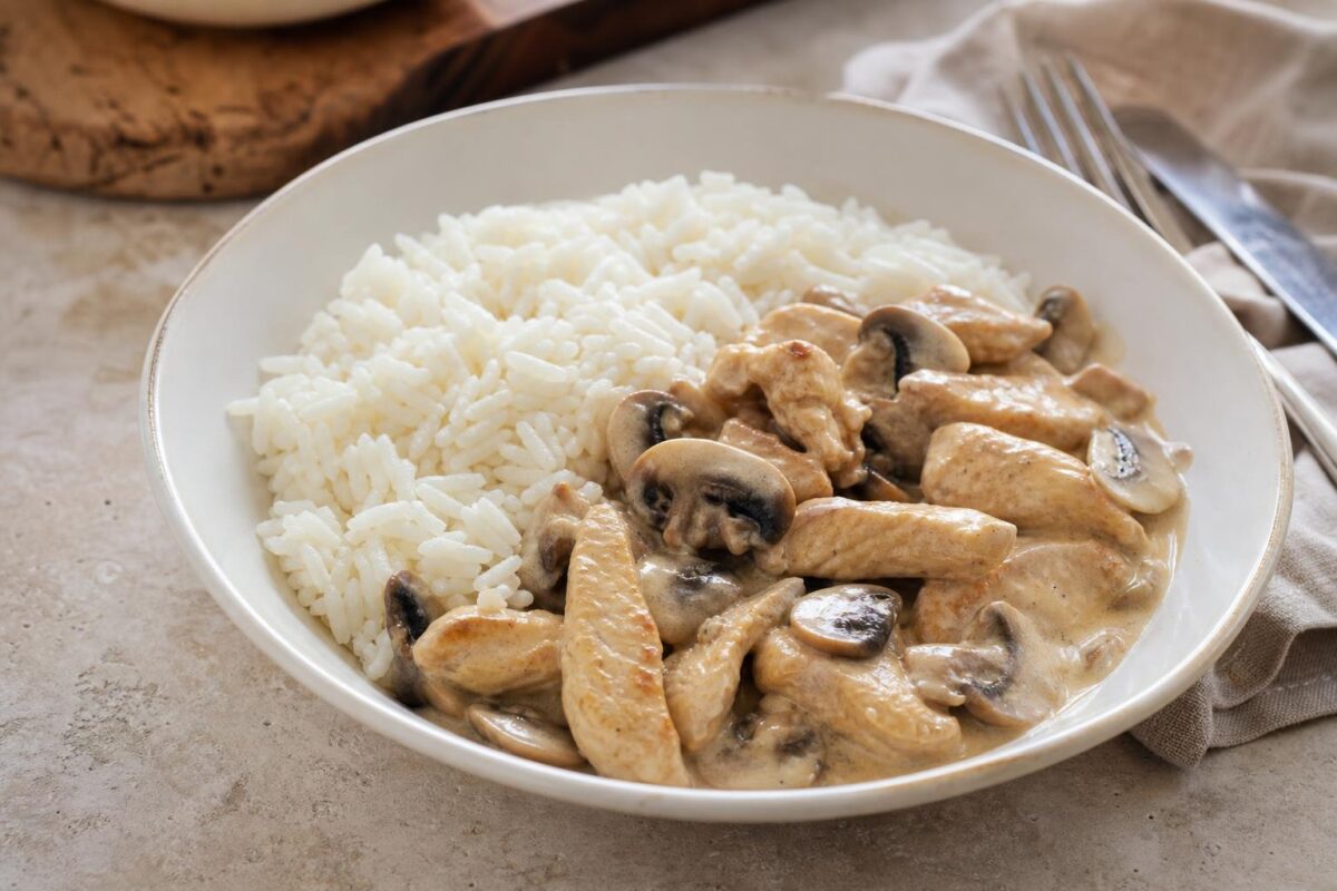 Fertiges Gericht aus einer alternativen Perspektive. Rezept: Hähnchengeschnetzeltes mit Champignons und Reis