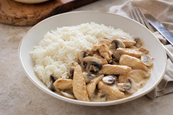 Fertiges Gericht aus einer alternativen Perspektive. Rezept: Hähnchengeschnetzeltes mit Champignons und Reis