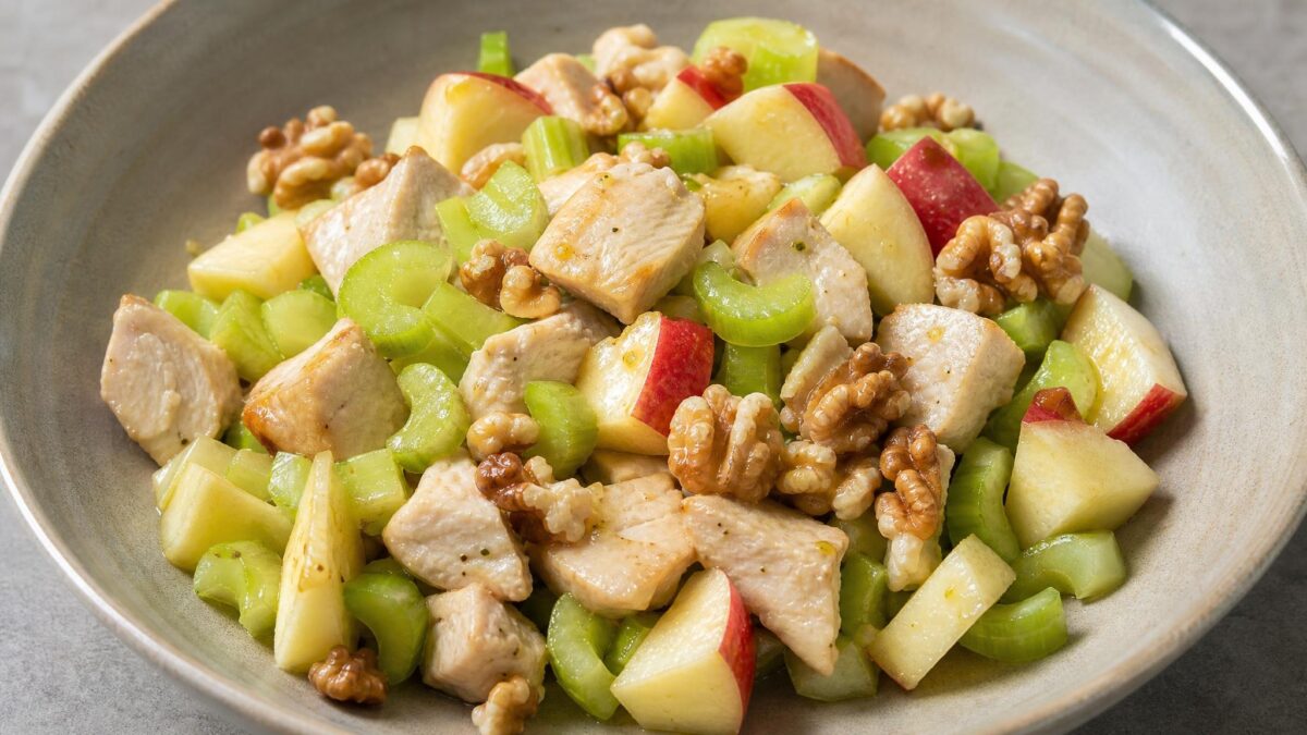 Hauptansicht des fertigen Gerichts. Rezept: Hähnchensalat mit Apfel, Sellerie und Walnüssen