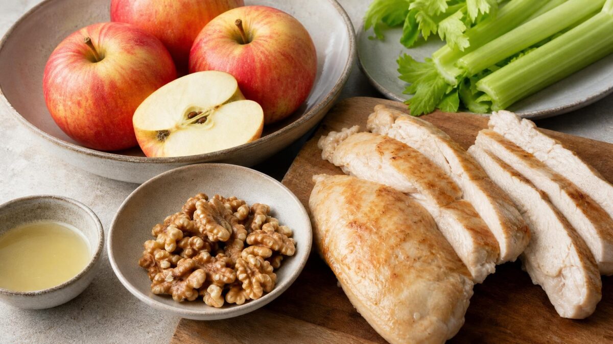 Zutaten- und Vorbereitungsansicht. Rezept: Hähnchensalat mit Apfel, Sellerie und Walnüssen