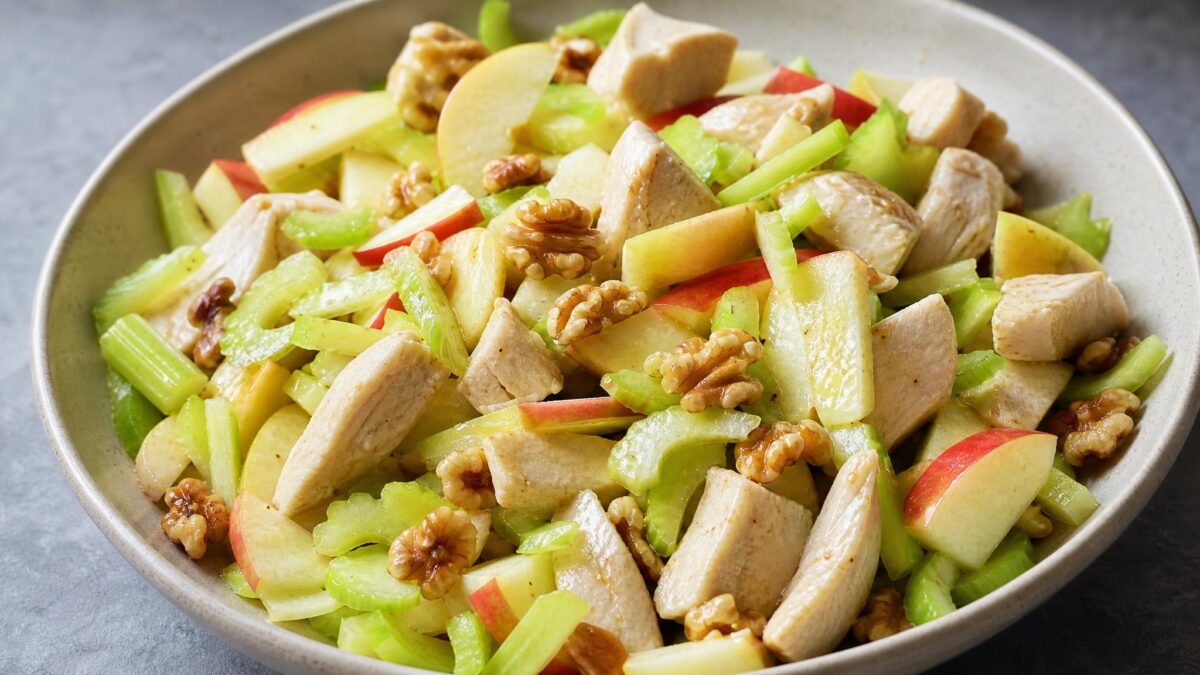 Fertiges Gericht aus einer alternativen Perspektive. Rezept: Hähnchensalat mit Apfel, Sellerie und Walnüssen