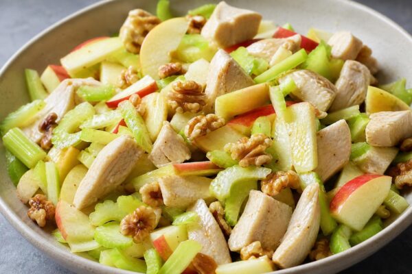 Fertiges Gericht aus einer alternativen Perspektive. Rezept: Hähnchensalat mit Apfel, Sellerie und Walnüssen