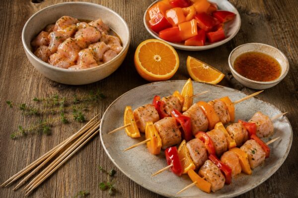 Zutaten- oder Vorbereitungsansicht für Hähnchenspieße mit Orange und Paprika.
