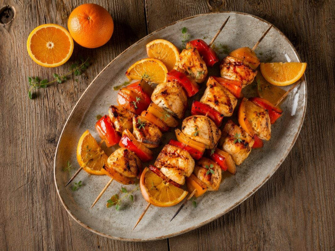 Fertige Hähnchenspieße mit Orange und Paprika aus deutlich anderer Perspektive.