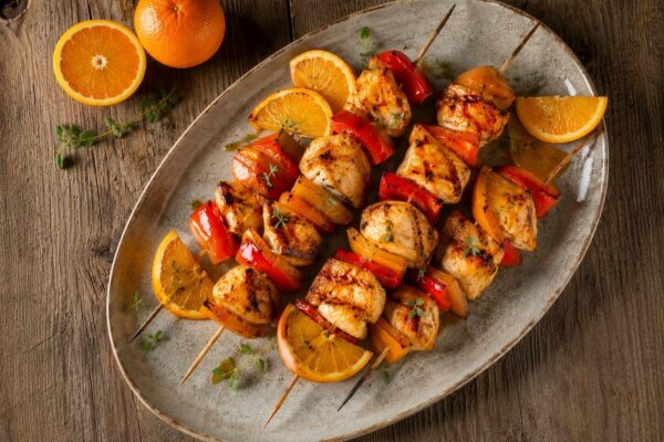 Fertige Hähnchenspieße mit Orange und Paprika aus deutlich anderer Perspektive.